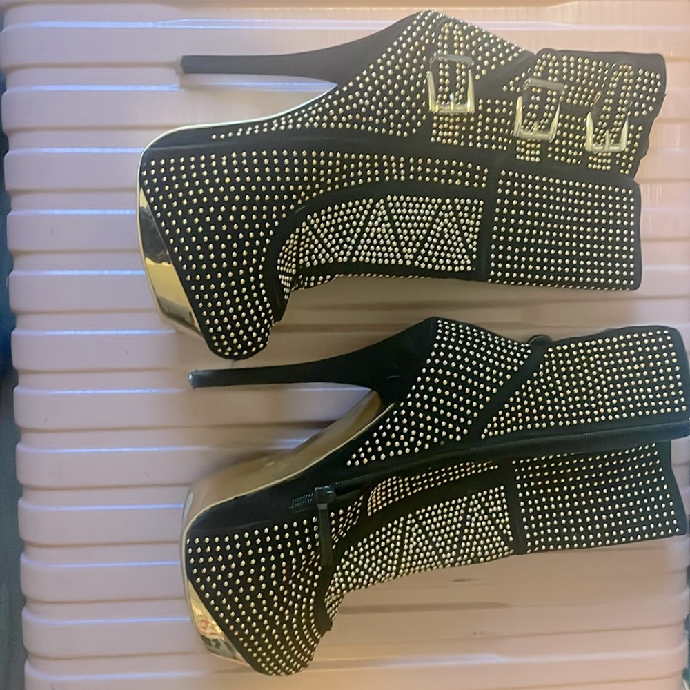 Head turner boots